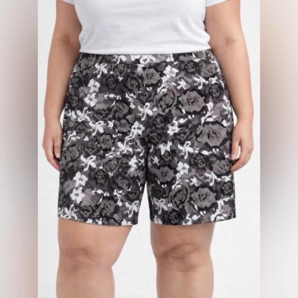 Isaac Mizrahi Black and Gray Floral Camo Athletic Shorts
